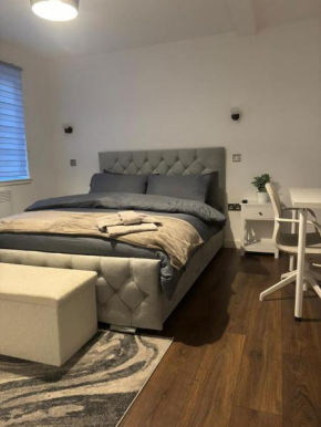 Modern spacious flat Aylesbury town centre, Free parking on site close to train station
